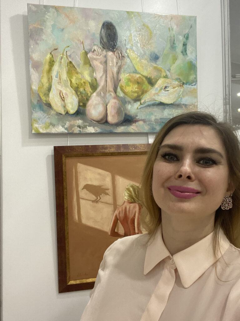 Елена Реутова с картиной на выставке.