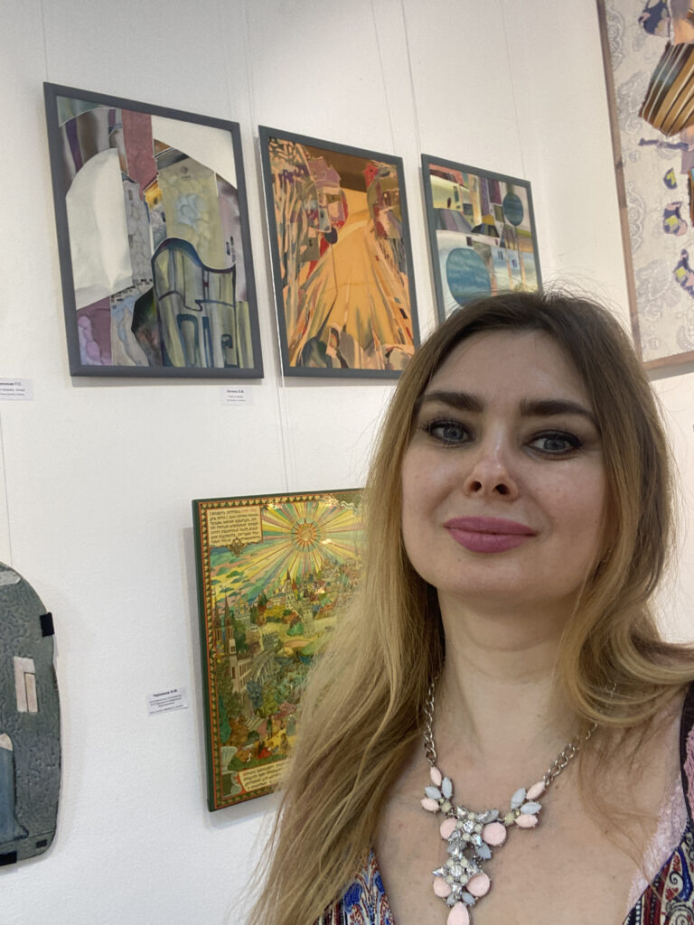 Елена Реутова на выставке.