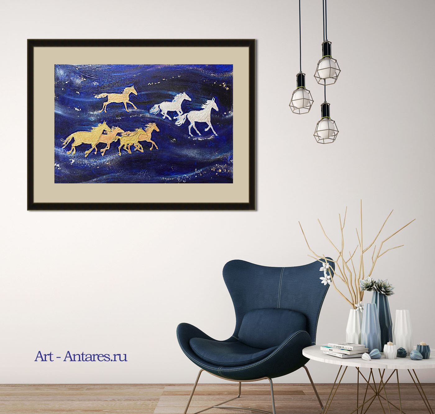 Картина с конями в интерьере комнаты.